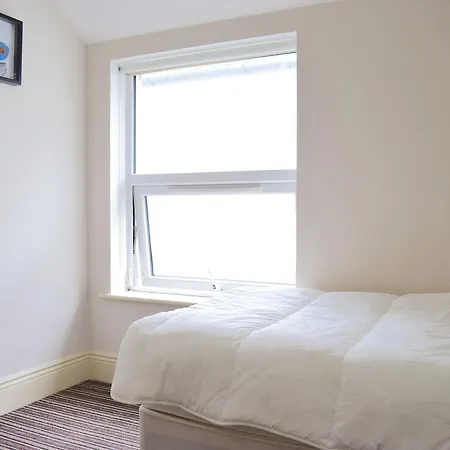 5 Bedroom House On Grand Canal Apartment *